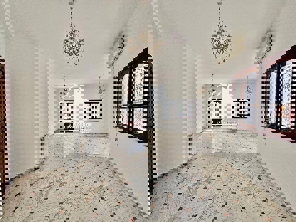 A louer villa S+5 à El Mana 1