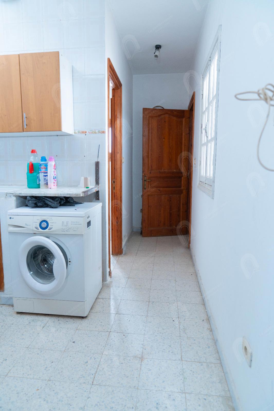 A vendre une villa de style triplex à denden