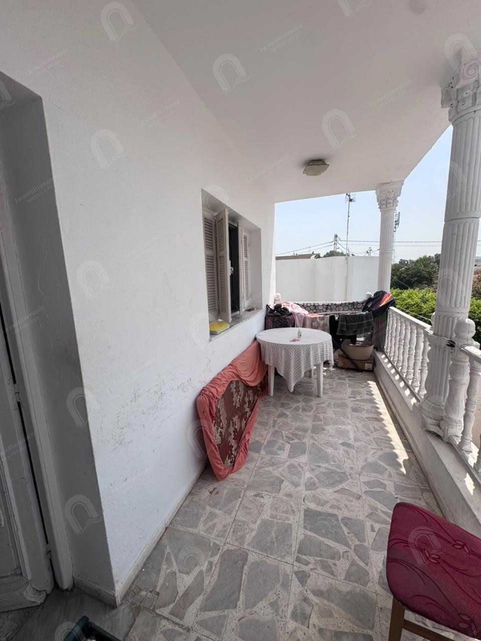 A vendre une villa d'angle sur deux niveau