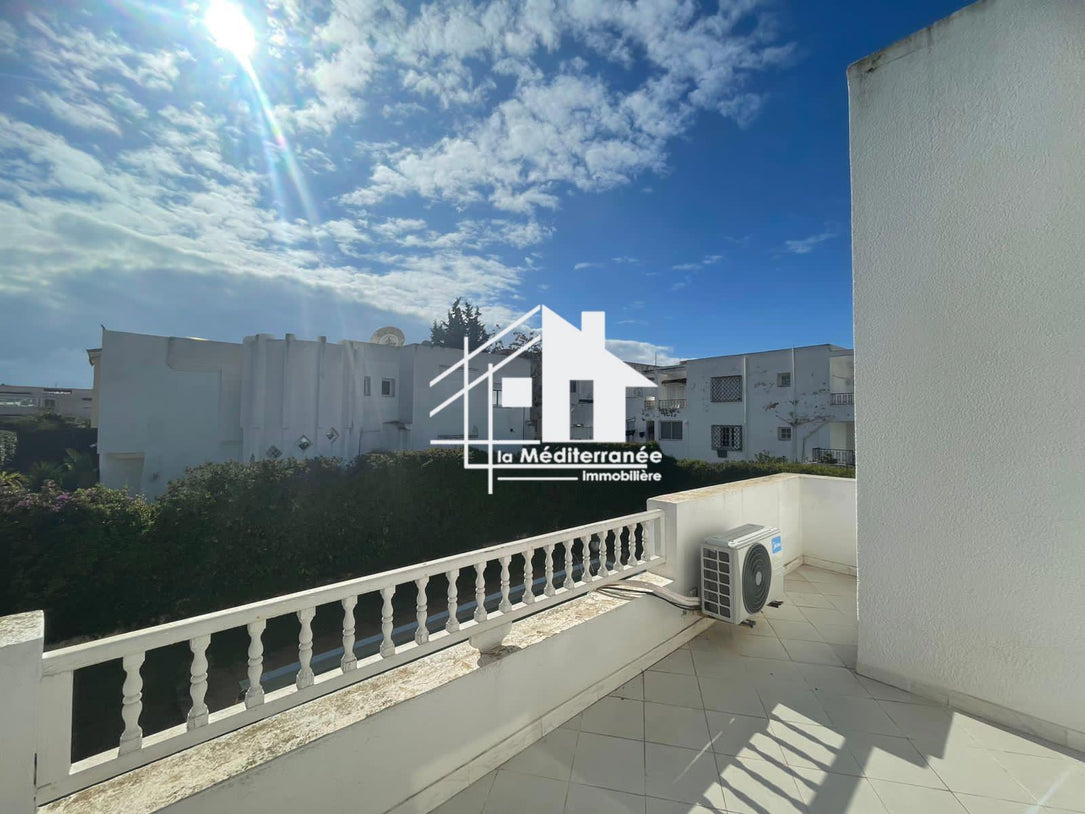 A vendre villa s+6 avec piscine à Marsa Nassim
