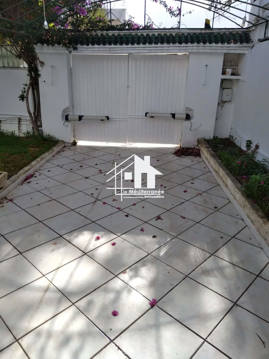 A louer villa S+5 à El Mana 1