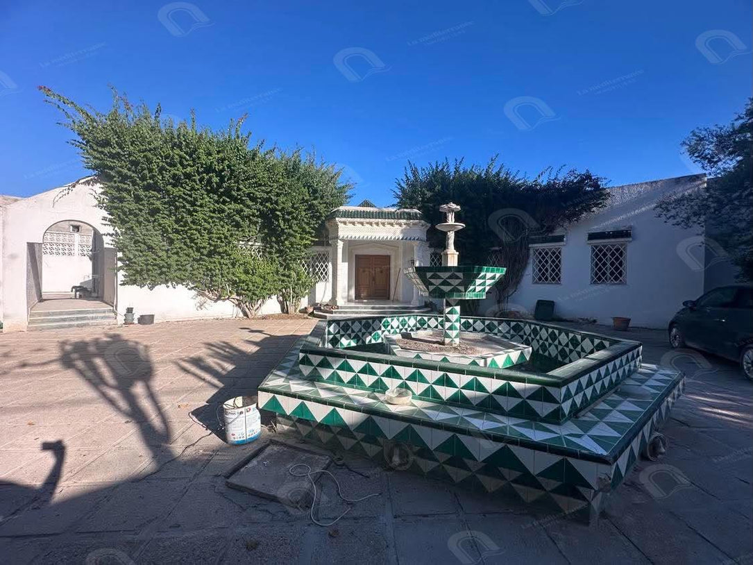 À VENDRE UNE VILLA DE CHARME  DE 1800 M2  À L’AOUINA