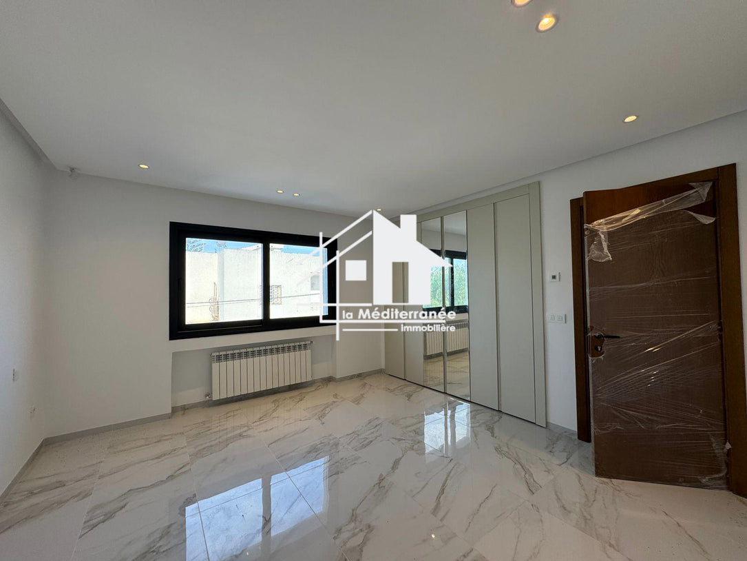 Une magnifique villa S+3 avec piscine à cité les pins