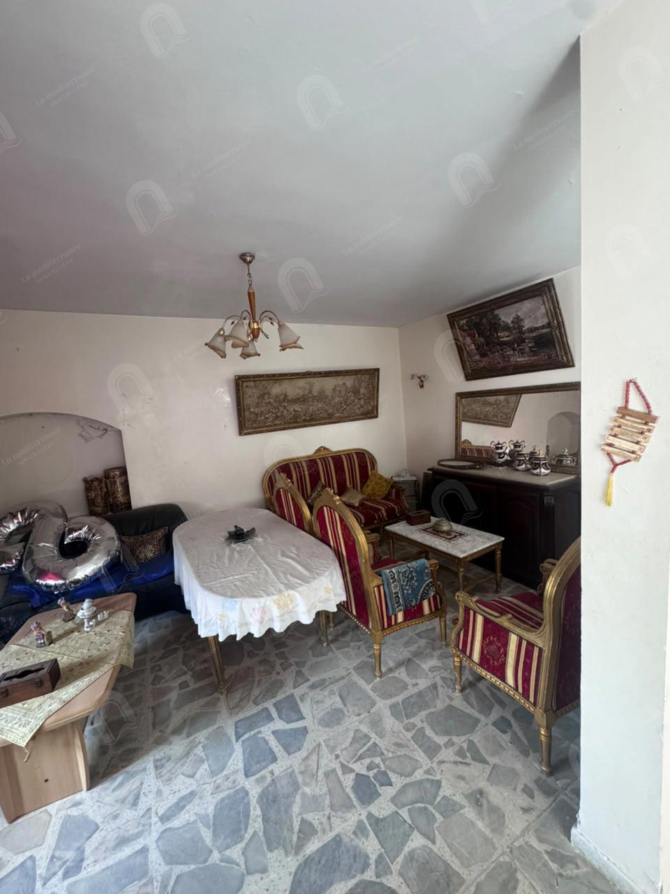 A vendre une villa d'angle sur deux niveau