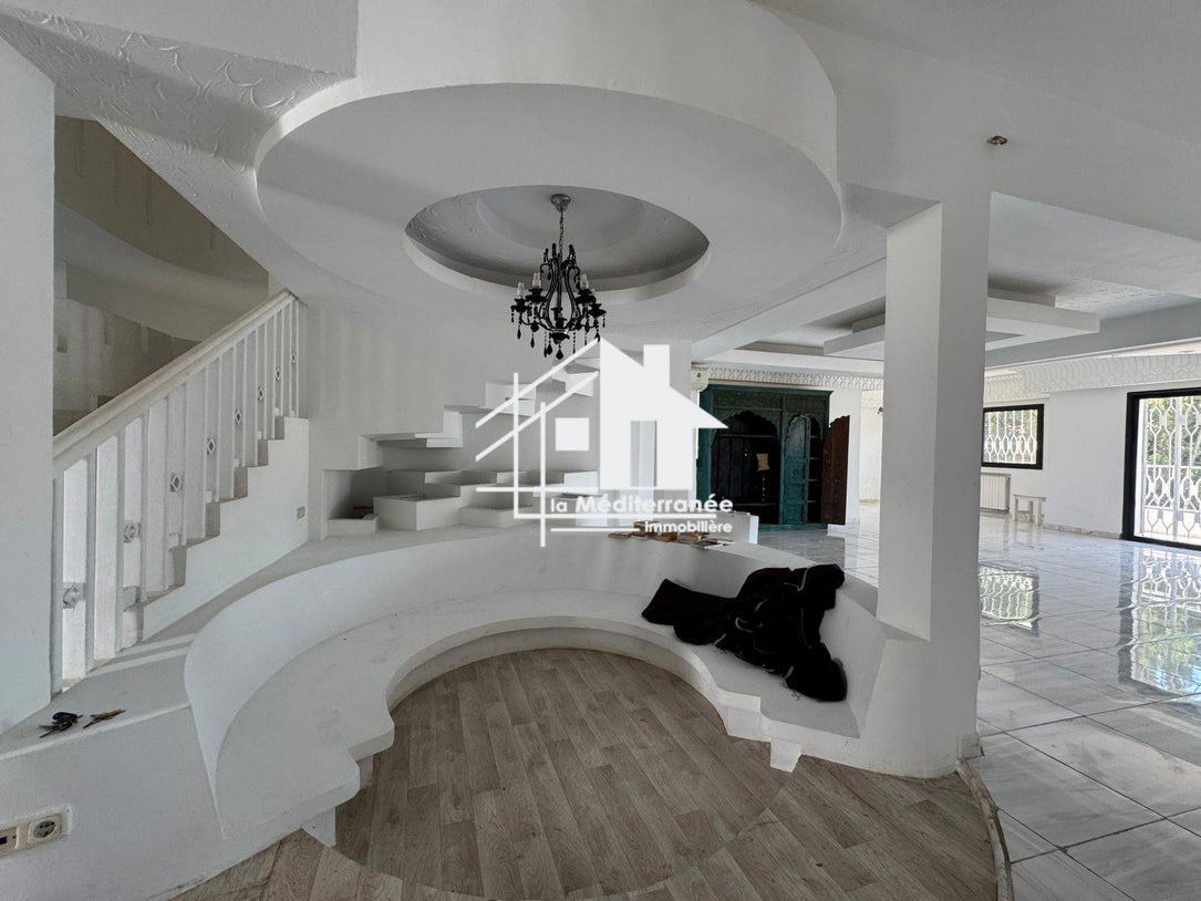 Une villa S+4 à Gammarth
