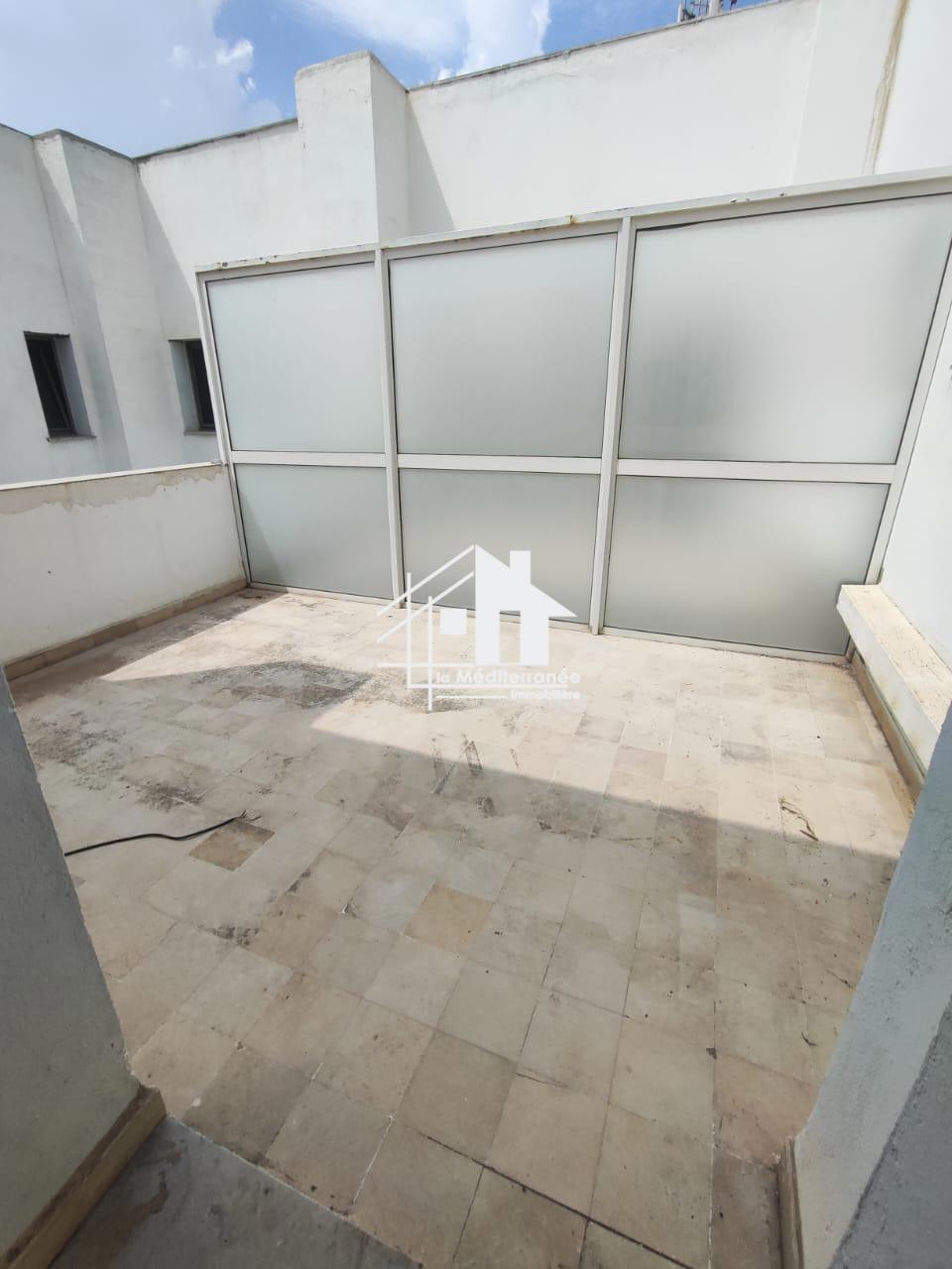A louer bureau H+3 a la Soukra
