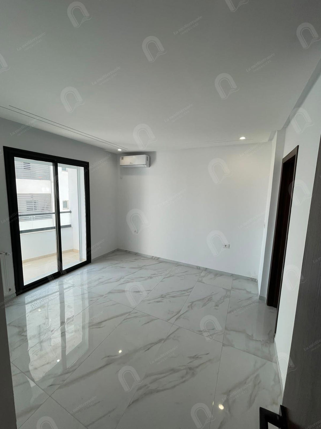 A vendre un appartement S+3 hst jamais habité