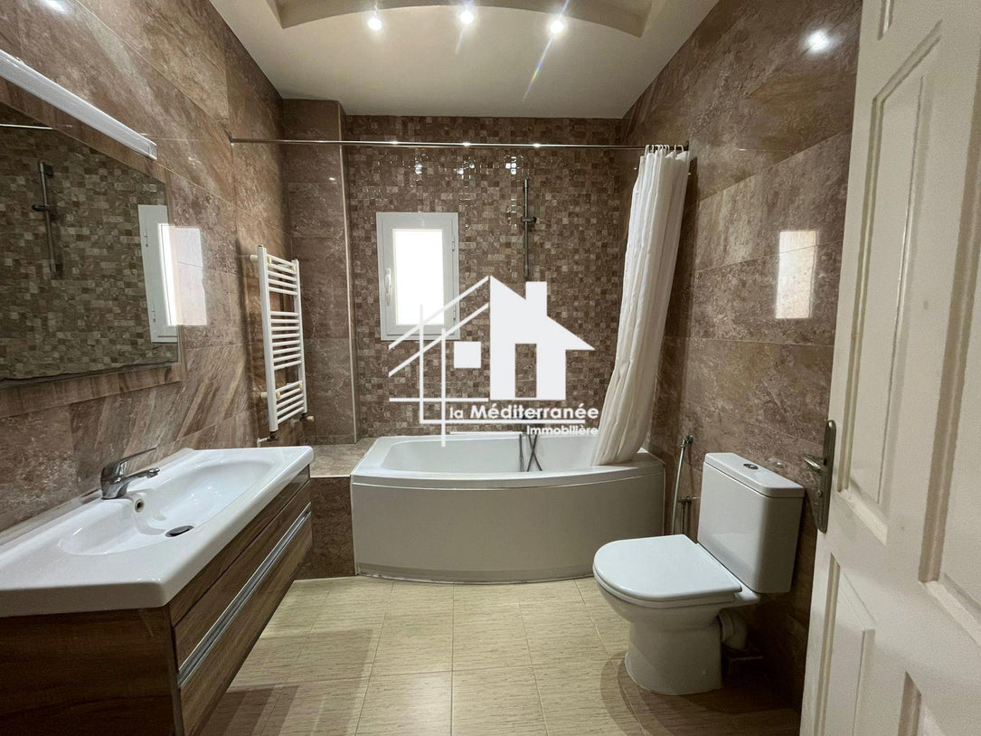 A louer Etage de Villa s+3 à La Marsa Stade