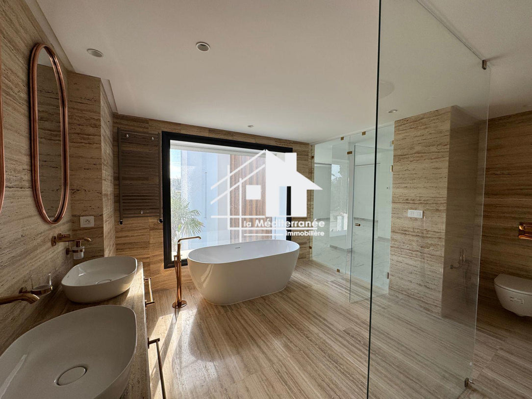 Une magnifique villa S+3 avec piscine à cité les pins