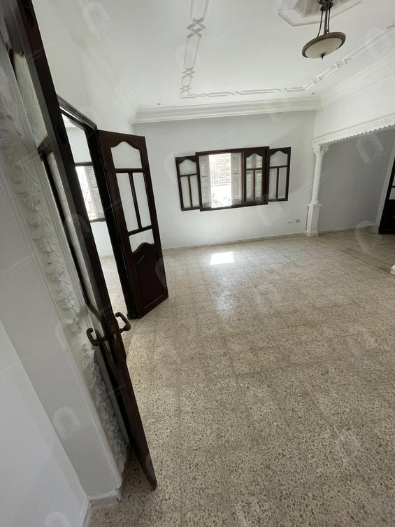 A louer un étage de villa S+3 indépendant situé au 1er étage