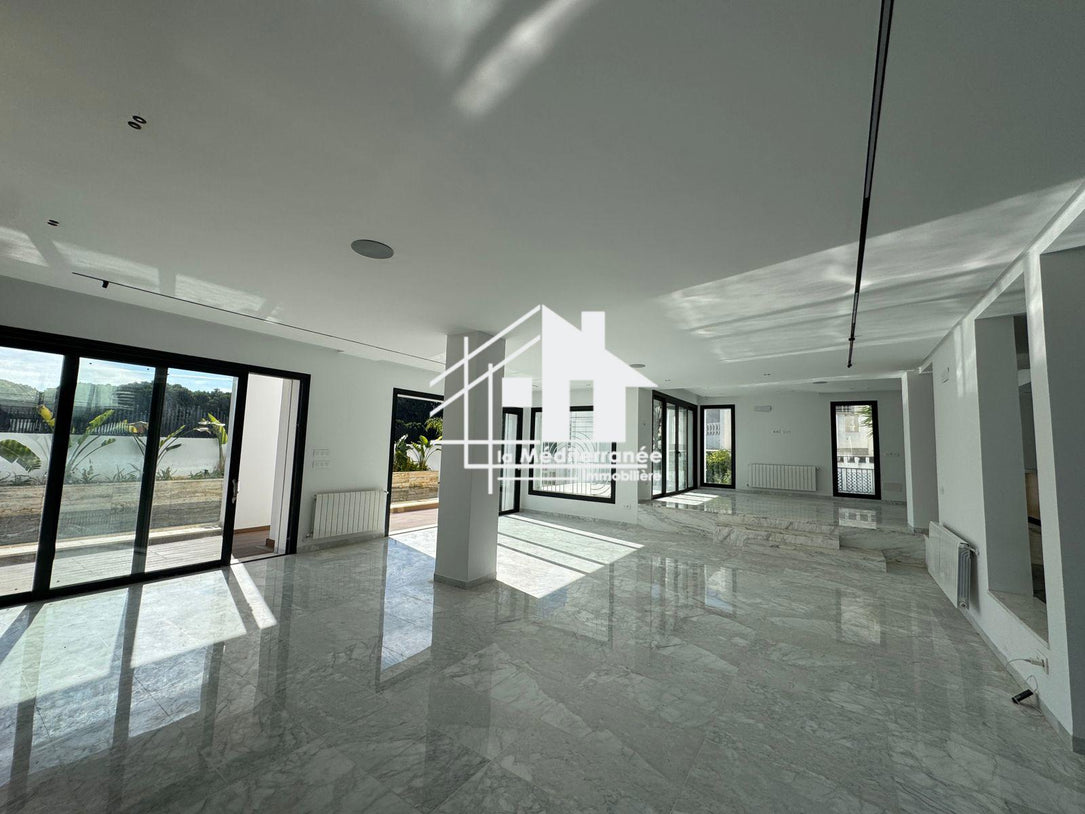 Une magnifique villa S+3 avec piscine à cité les pins