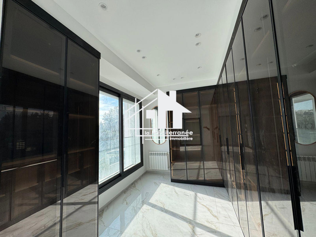 Une magnifique villa S+3 avec piscine à cité les pins