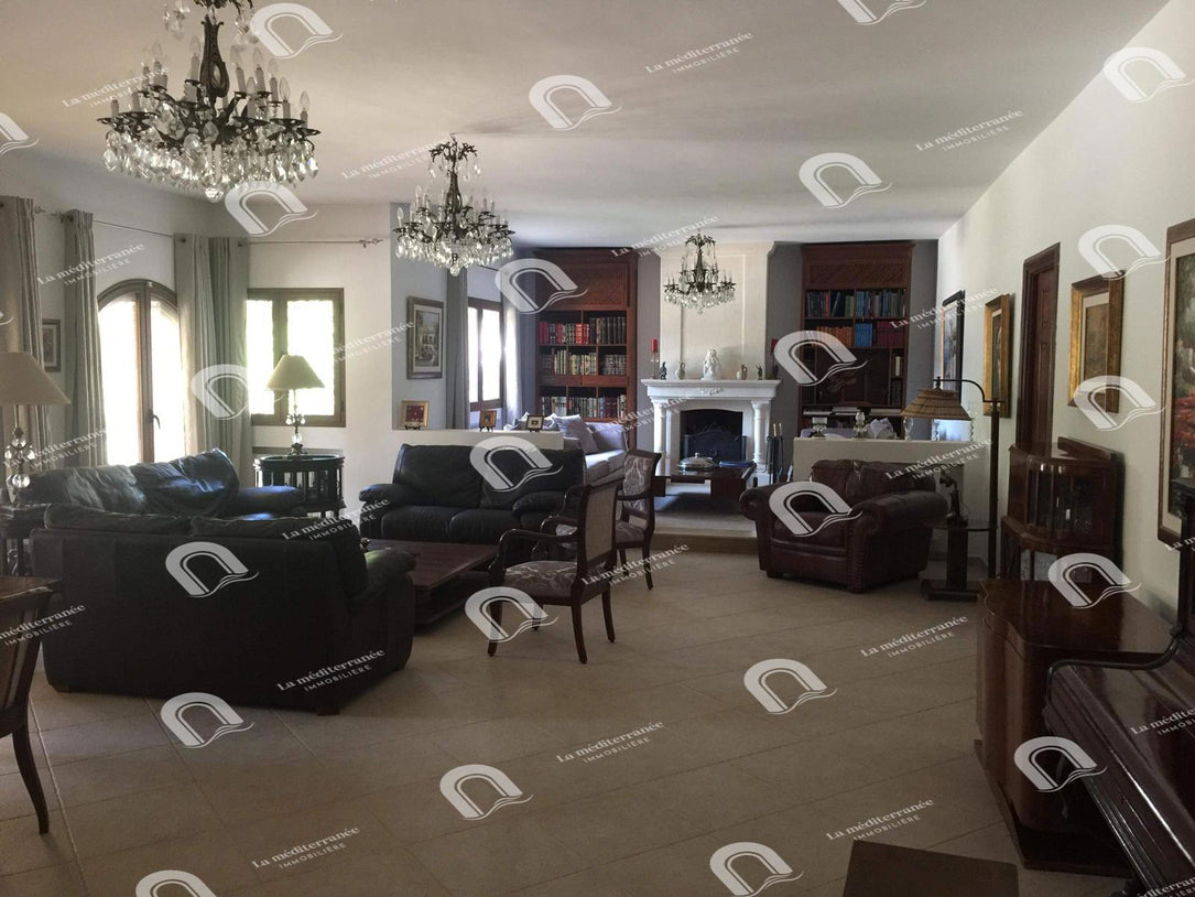 A vendre Villa S+4 avec piscine  à la soukra