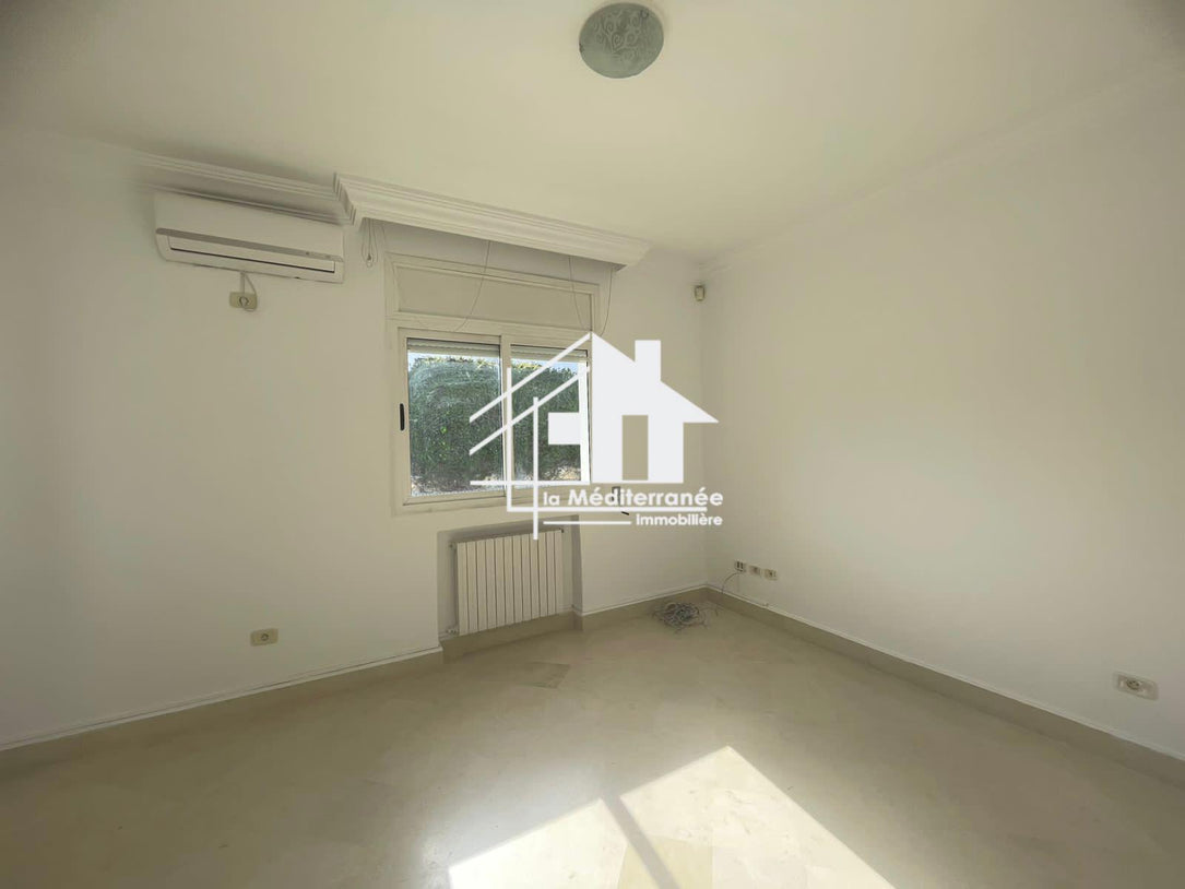 A vendre villa s+6 avec piscine à Marsa Nassim