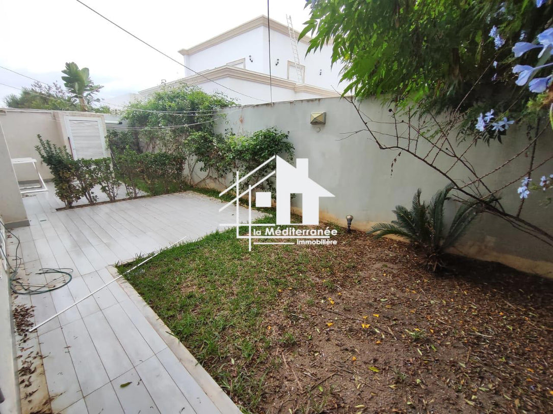 A louer une villa s+5 avec double jardin à la soukra