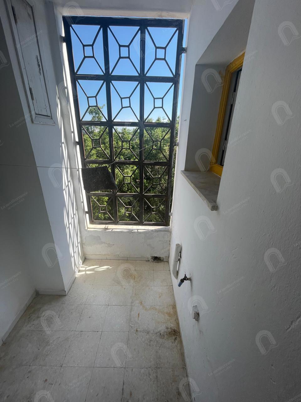 A louer un appartement S+2 situé au 2ème étage