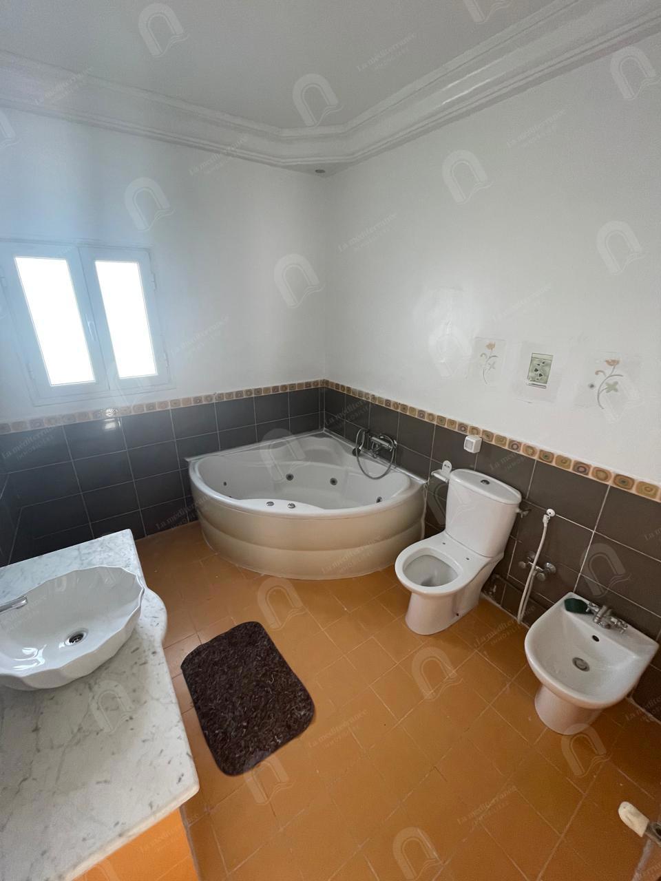A louer un duplex 2S+4 hst au bardo