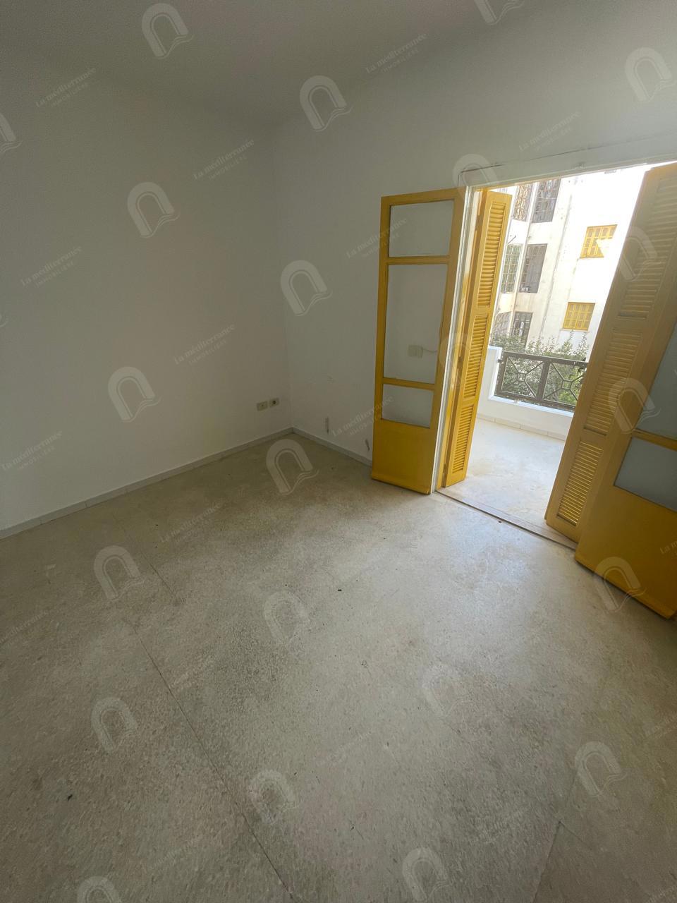 A louer un appartement S+2 situé au 2ème étage