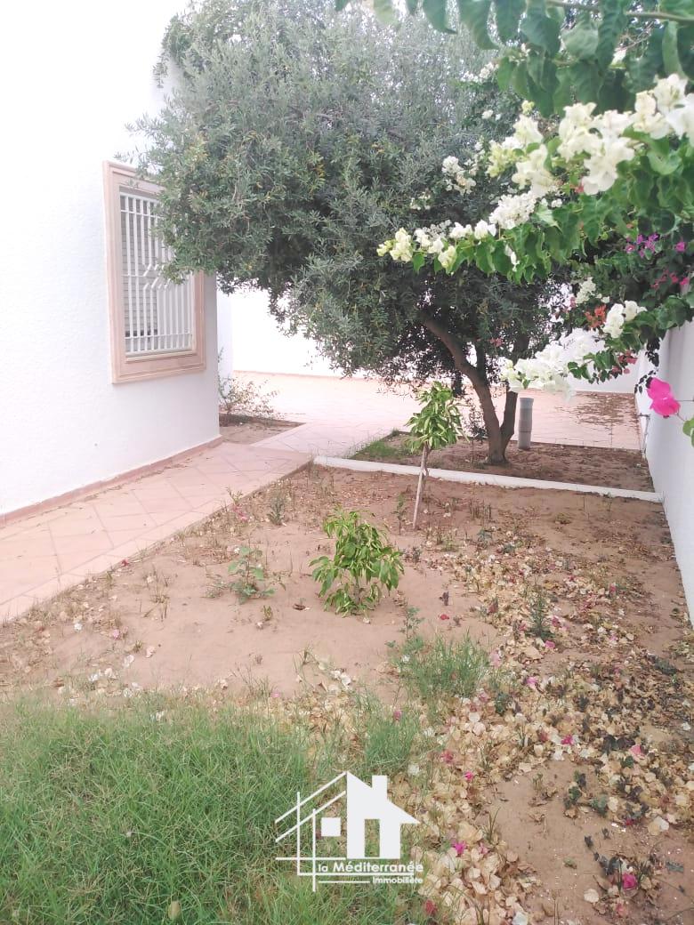 Villa S+6 avec piscine à Hammamet Sud