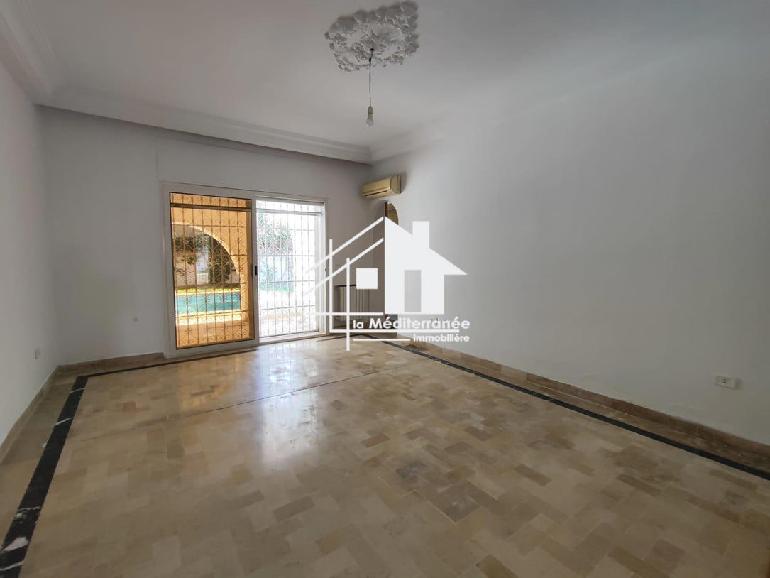 A vendre une villa avec piscine à la soukra