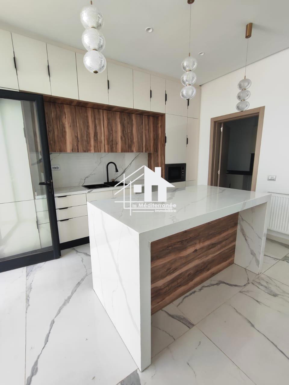 A louer villa S+4 La Soukra