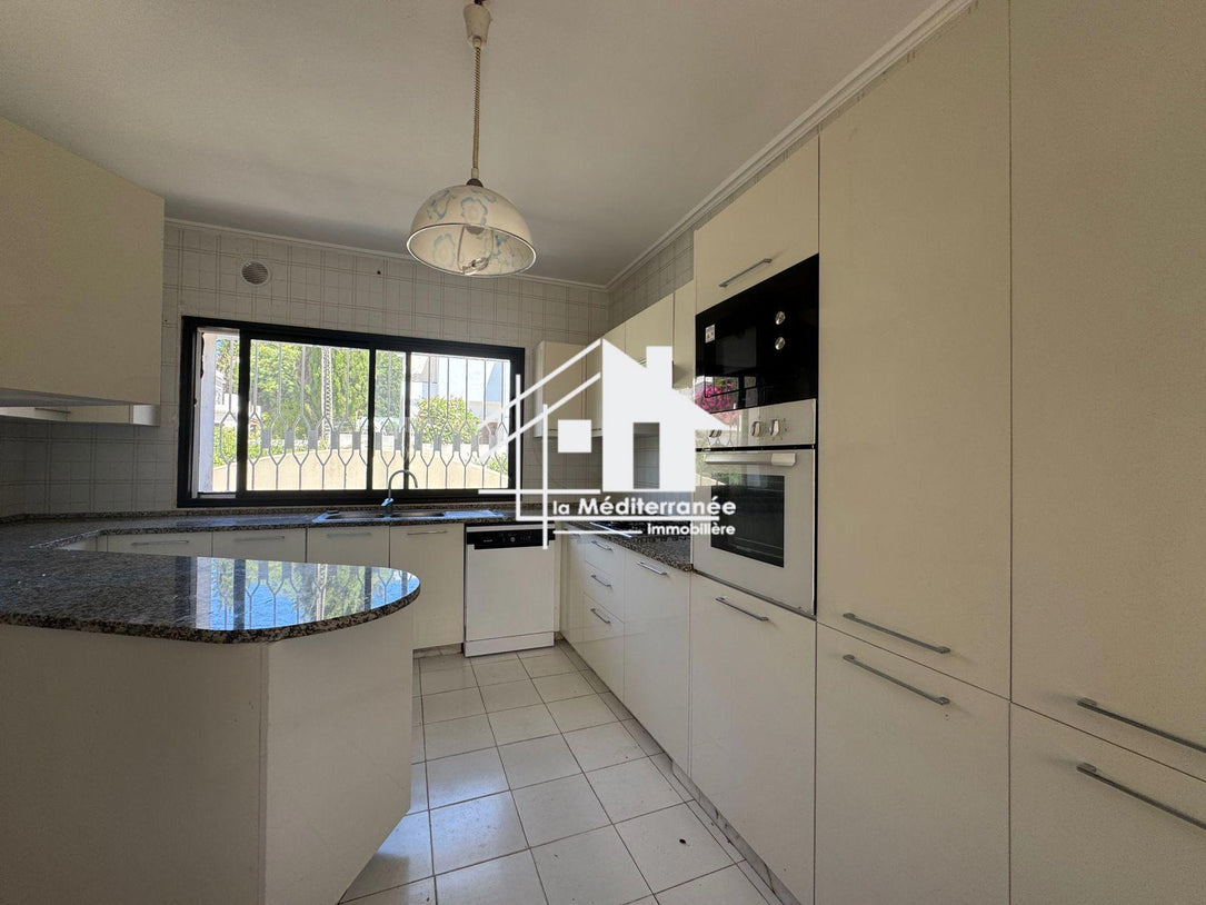 Une villa S+4 à Gammarth