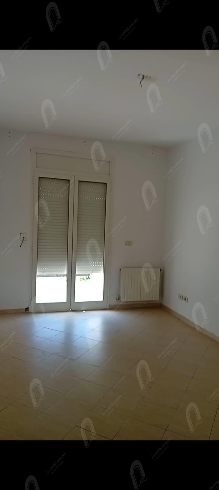a louer appartement S+2 au 1er étage avec ascenseur