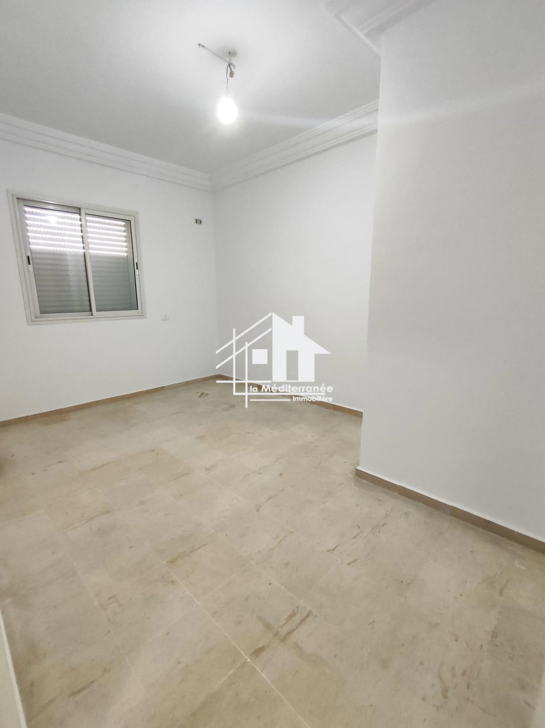 A louer un bureau H+2 à borj louzir