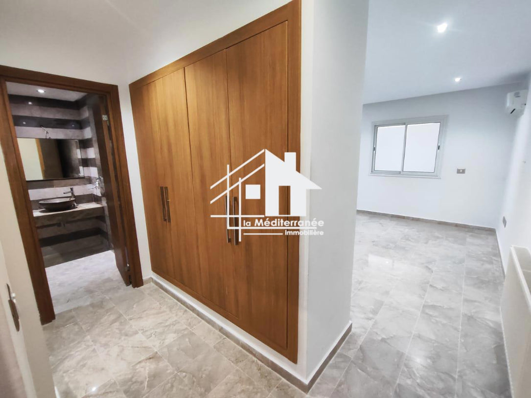 A louer un spacieux s+3 à la soukra closerie