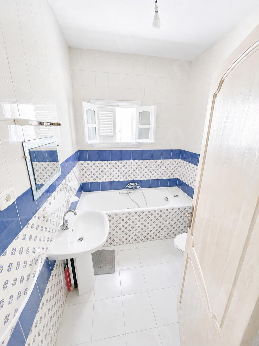 A louer étage de villa s+3 à cité haras bardo