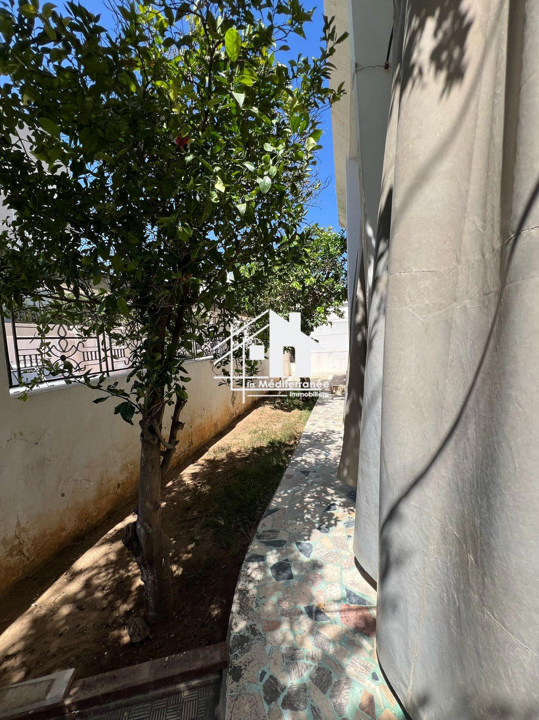 À vendre villa avec deux appartements,studio et jardin à saint clément bardo