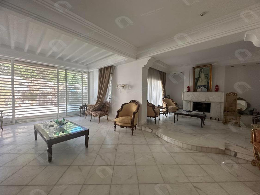À VENDRE UNE VILLA DE CHARME  DE 1800 M2  À L’AOUINA