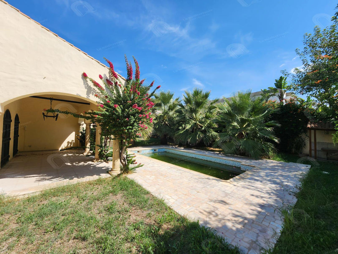 a louer villa s+4 avec jardin et piscine