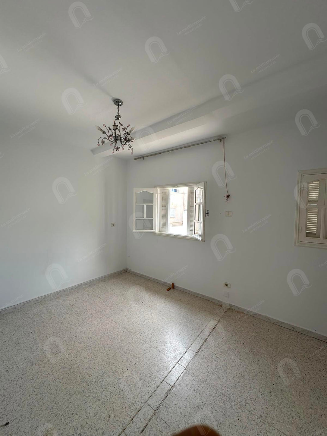 A louer un étage de villa S+3 situé au 1er étage