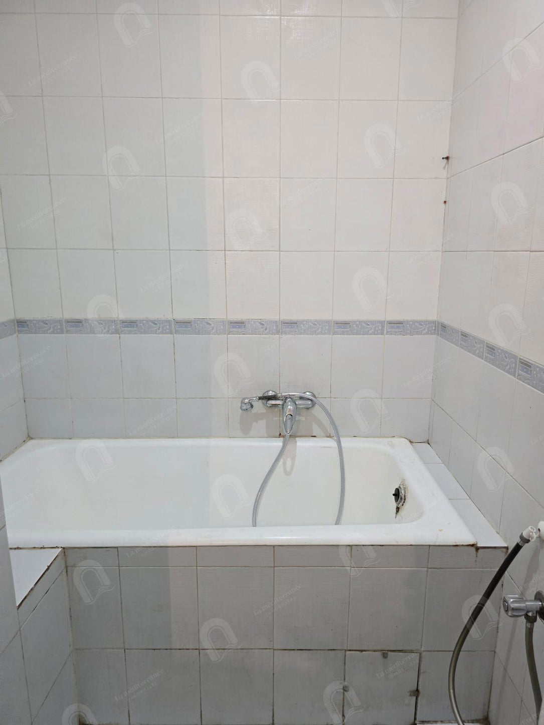 A louer un appartement S+2 situé au 1er étage