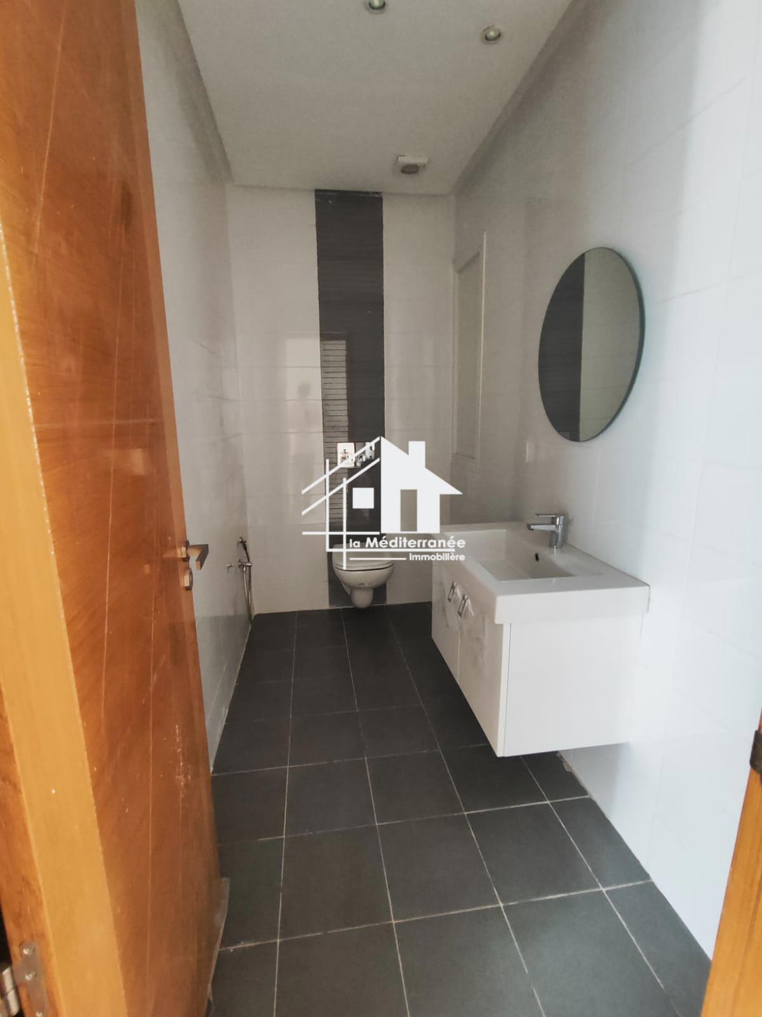 A vendre un S+3 jamais habité a la cité Wahat