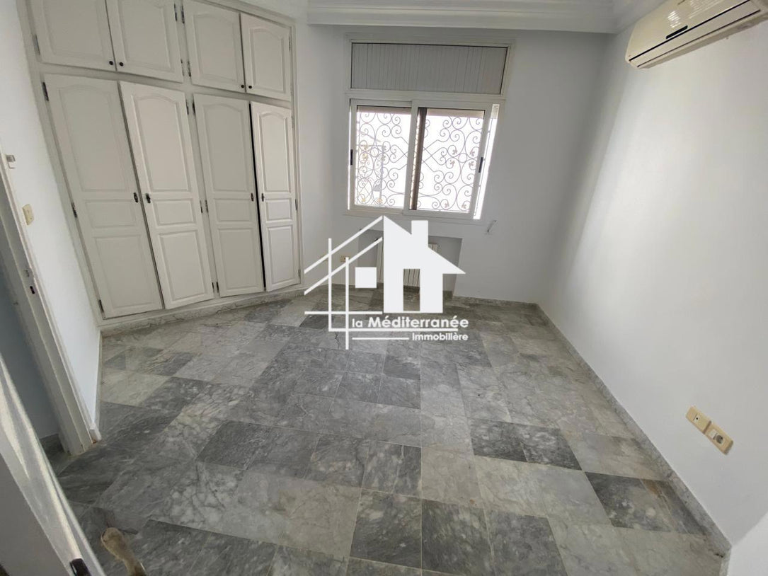 une villa S+5 a gammarth