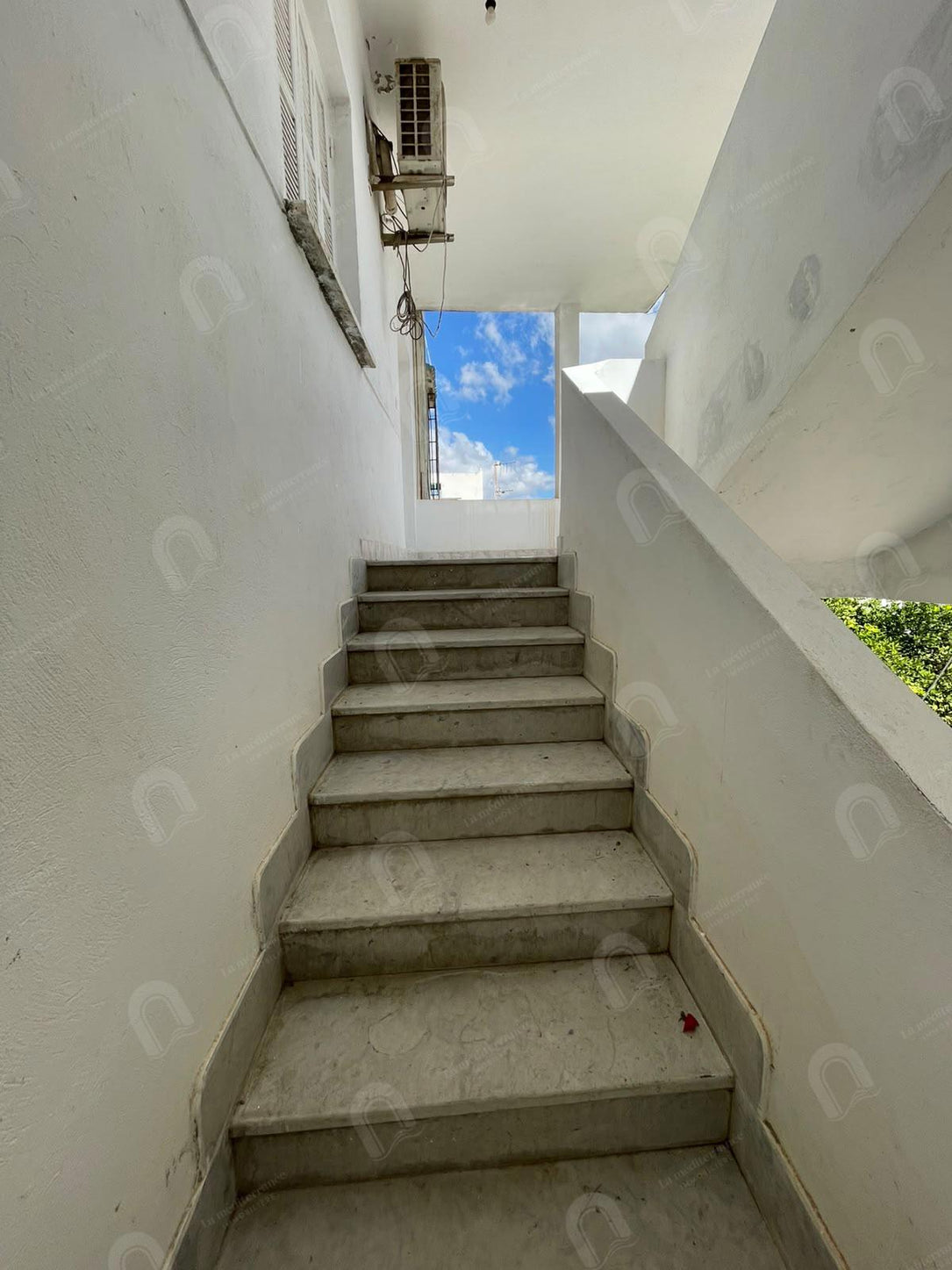 A louer un étage de villa S+3 situé au 1er étage