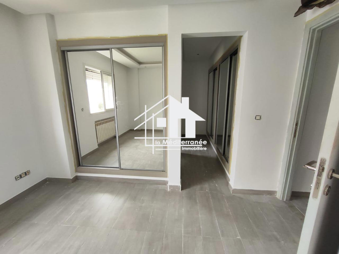 A louer une villa s+5 avec double jardin à la soukra