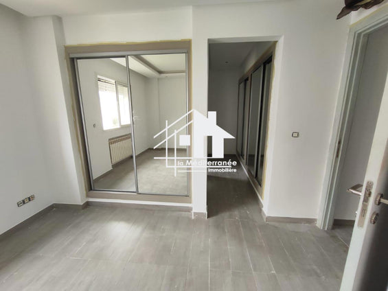A louer une villa s+5 avec double jardin à la soukra