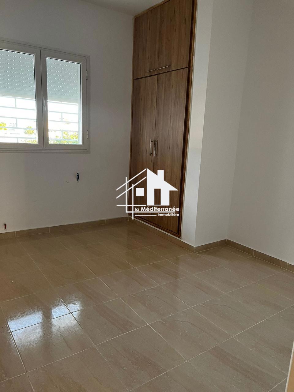 A louer un étage de villa S+2 indépendant à khaznadar