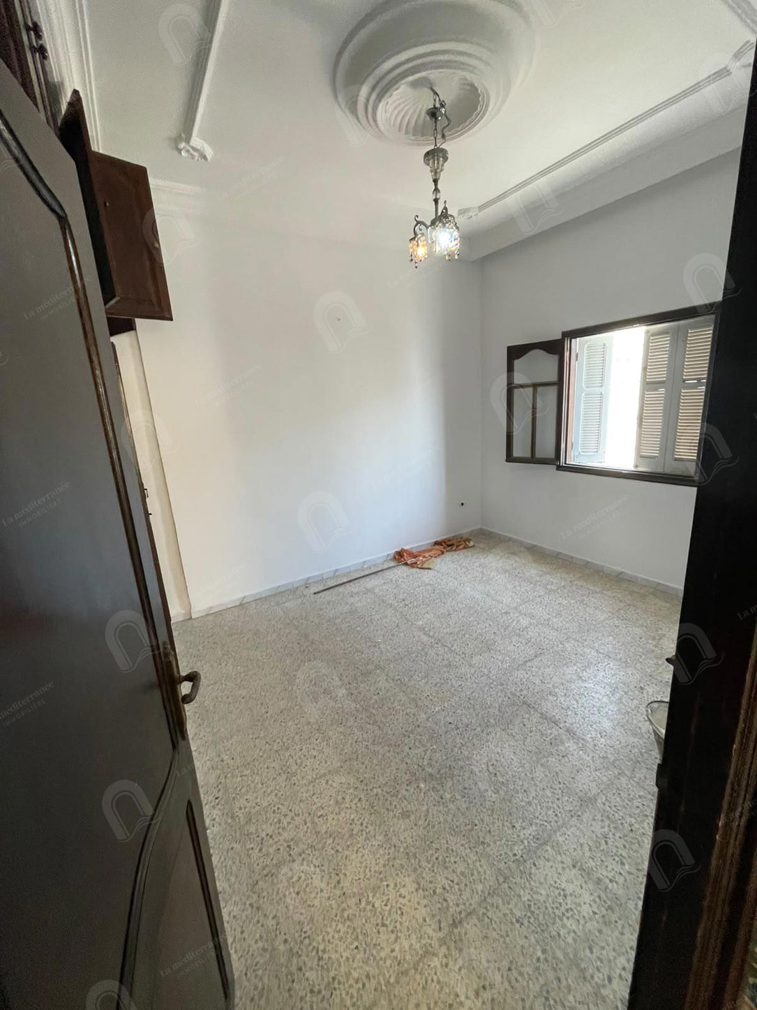 A louer un étage de villa S+3 indépendant situé au 1er étage