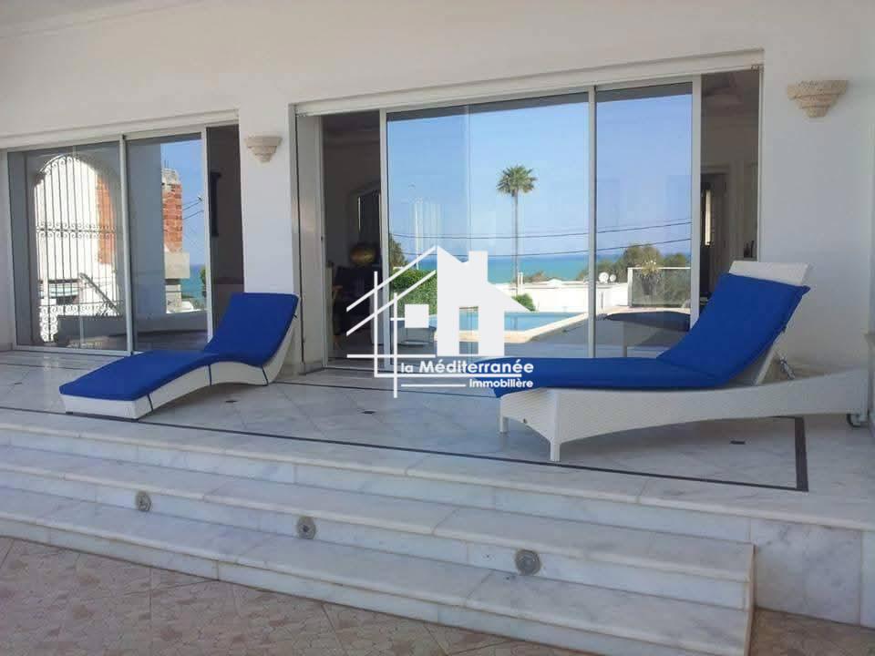 une villa S+5  la marsa corniche