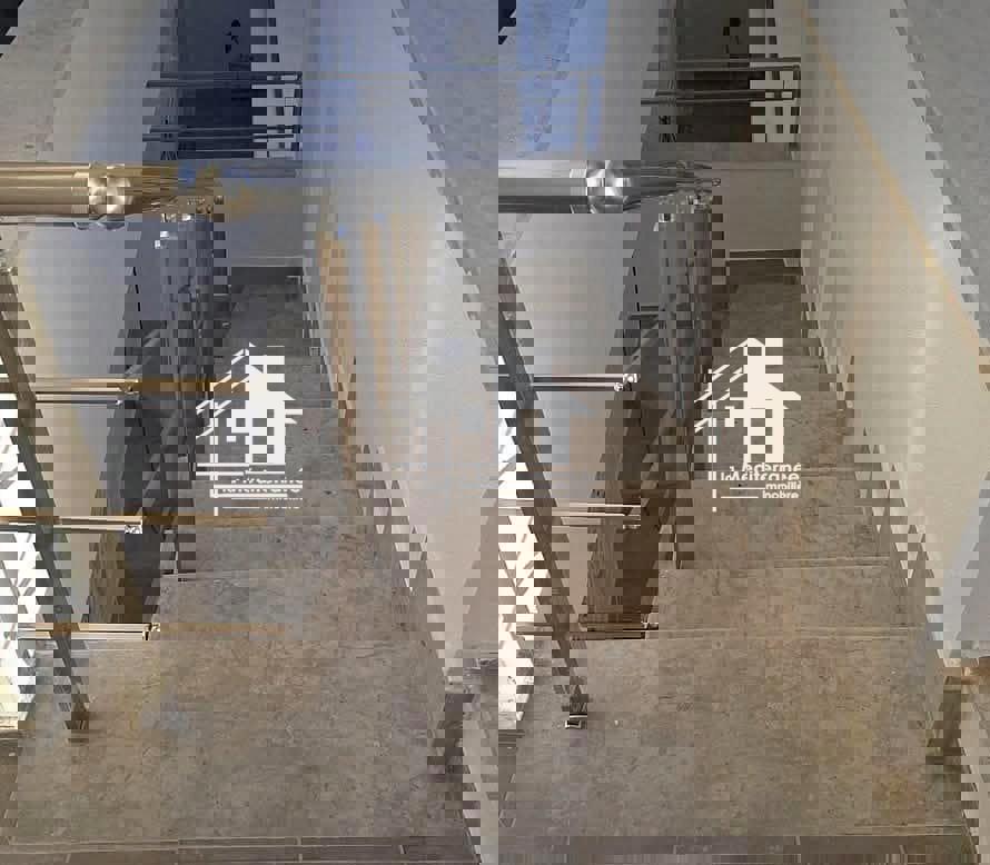 A louer un etage de villa s+2 à el manar 1