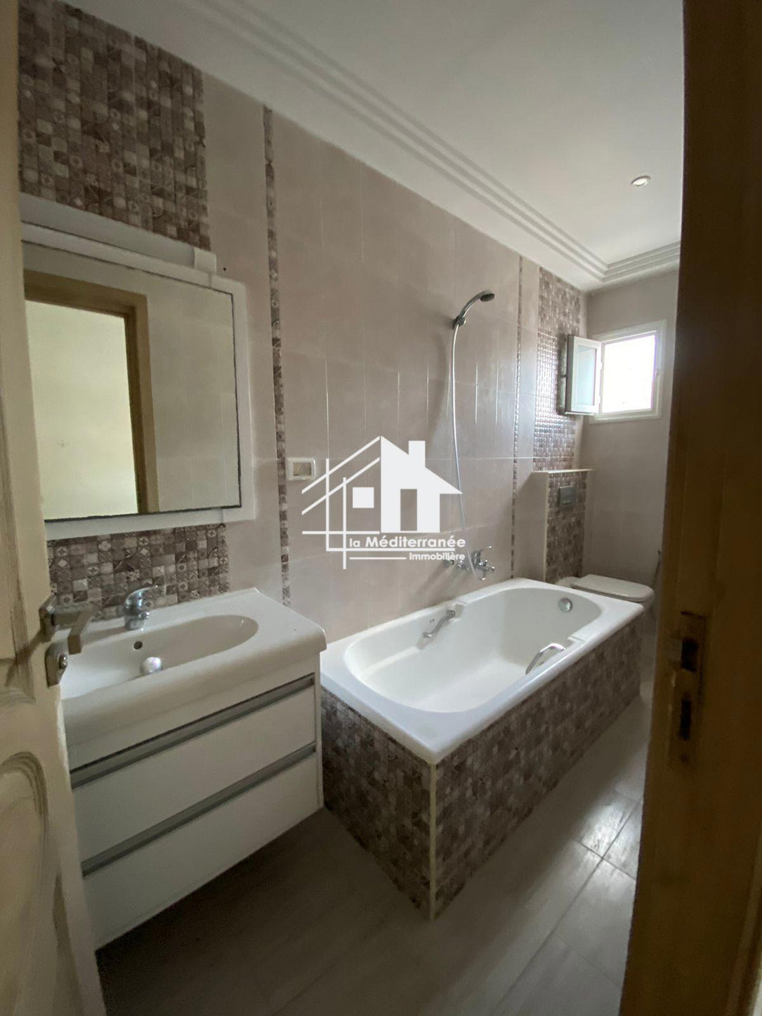 A louer étage de villa s+3 jamais habité à manouba