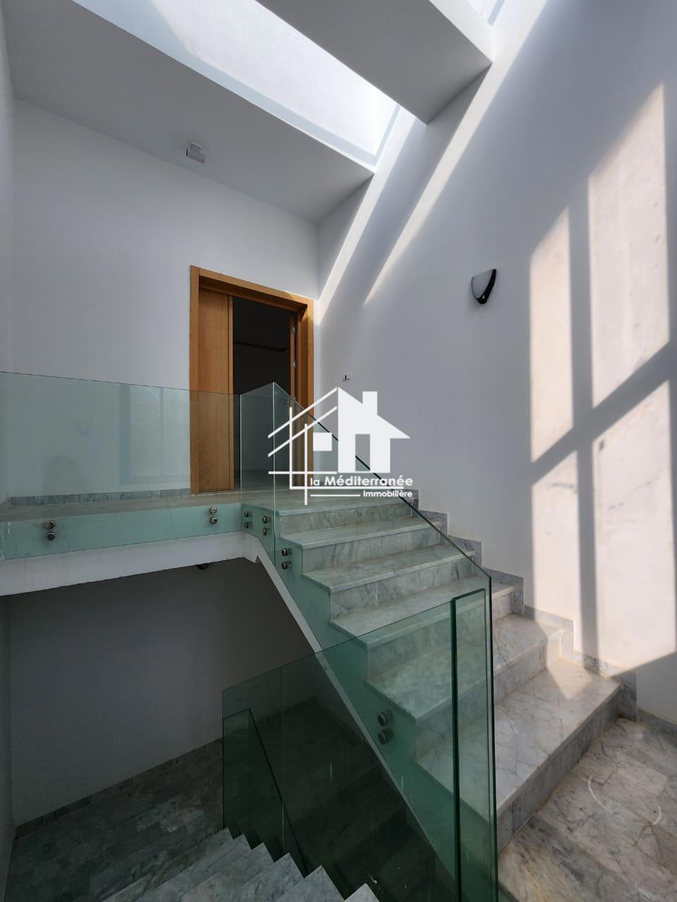 A louer étage de villa à la soukra