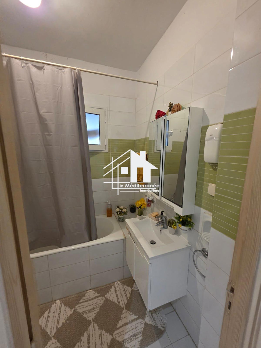 A vendre appartement S+3 à Cité El Waha à El Agba