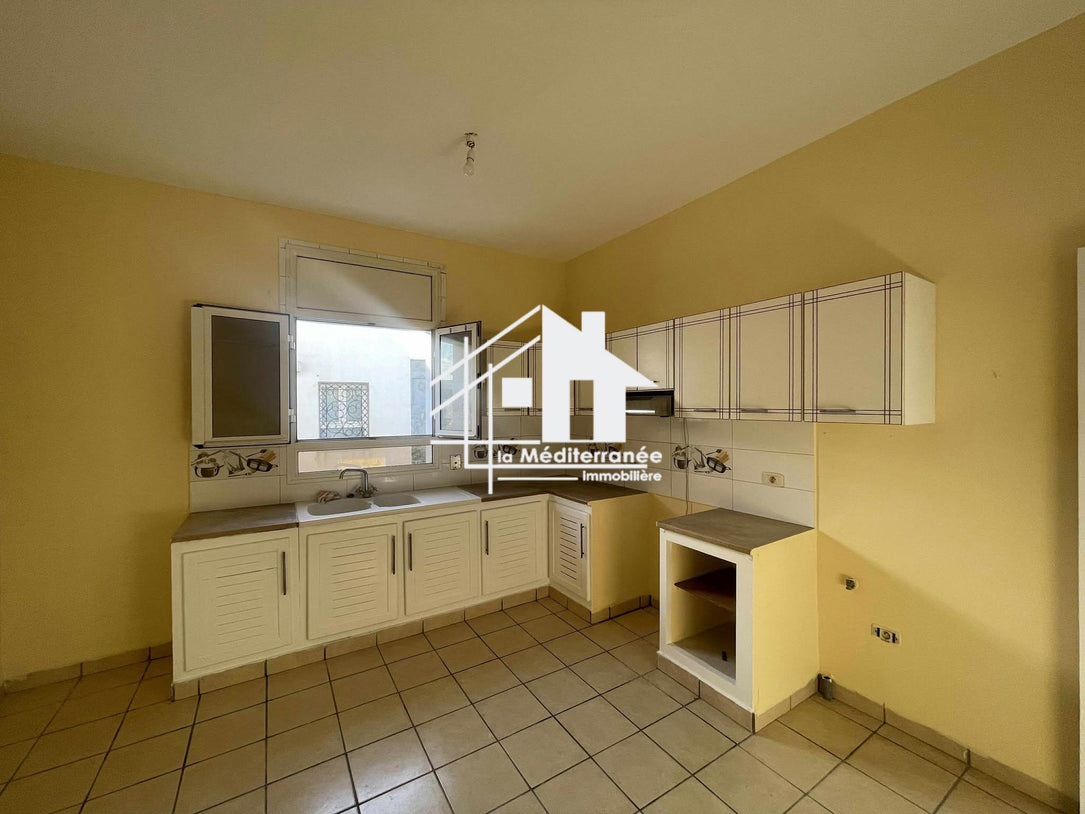 Etage de villa s+4 à Rades melyen