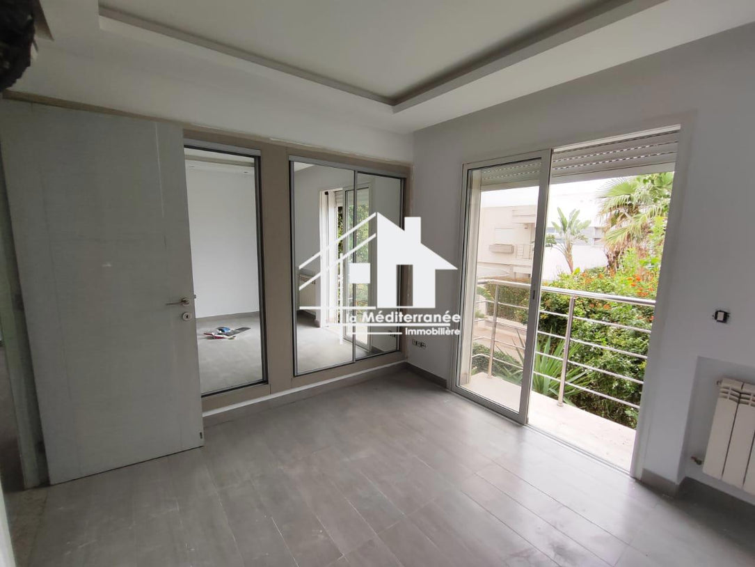 A louer une villa s+5 avec double jardin à la soukra