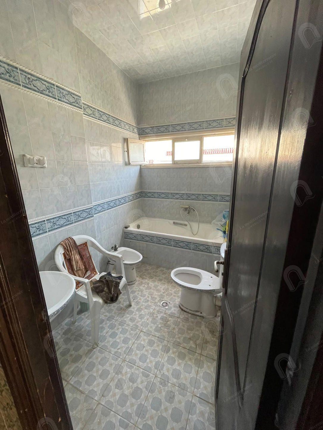 A louer un étage de villa S+3 indépendant situé au 1er étage
